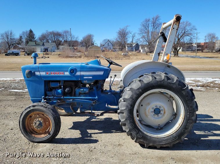 image for item NK9815 1972 Ford 2000 tractor