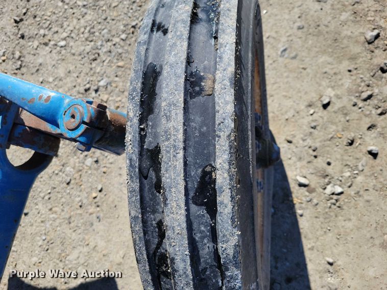 image for item NK9815 1972 Ford 2000 tractor