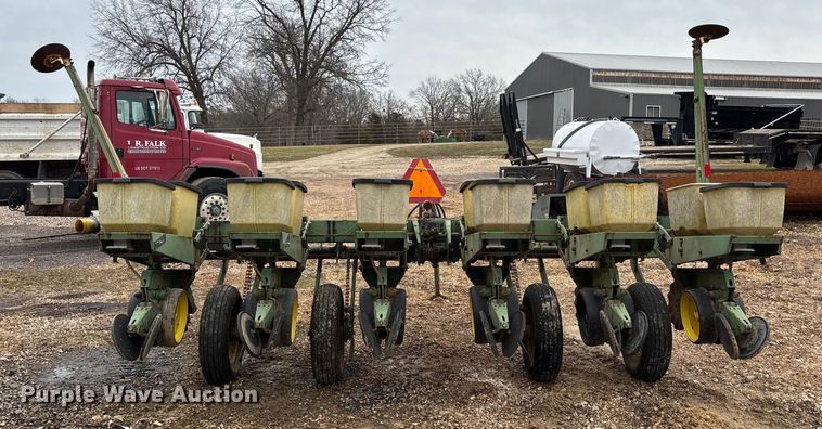 image for item DT0018 John Deere 7000 planter