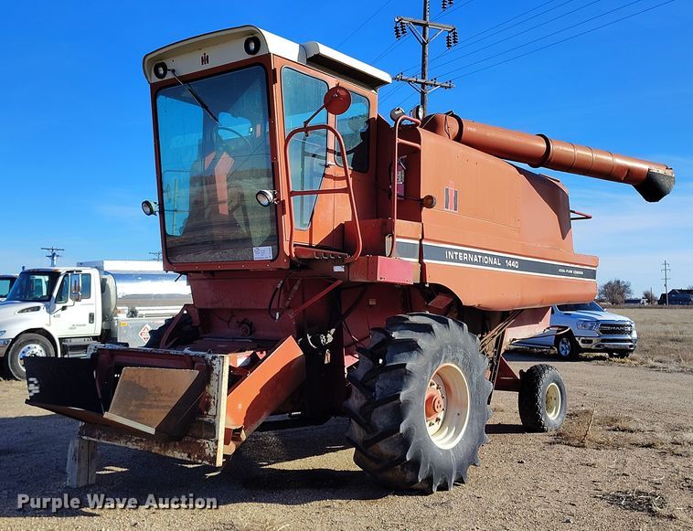 image for item DT0928 1978 International 1440 combine