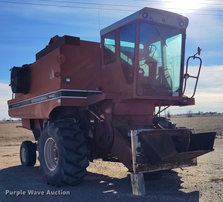 image for item DT0928 1978 International 1440 combine