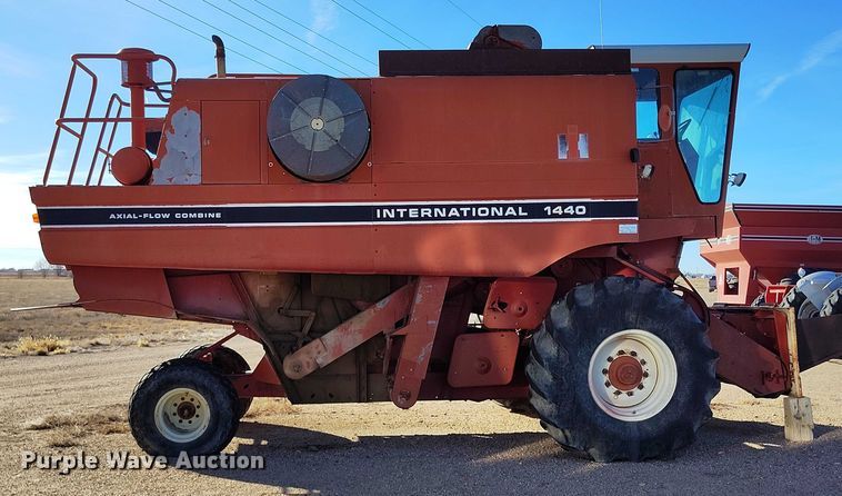 image for item DT0928 1978 International 1440 combine