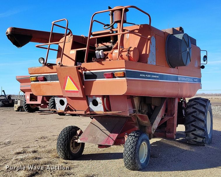 image for item DT0928 1978 International 1440 combine