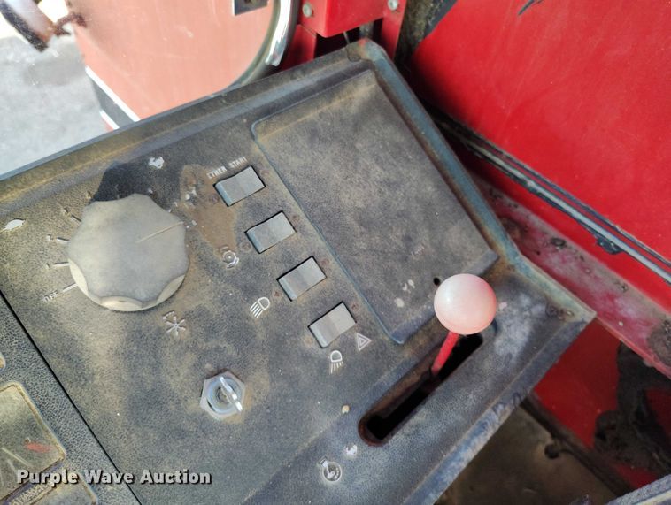 image for item DT0928 1978 International 1440 combine