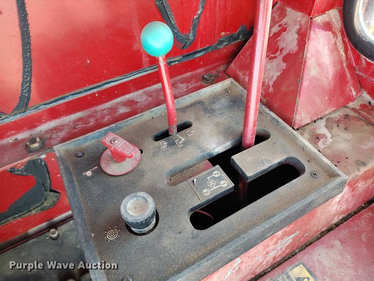 image for item DT0928 1978 International 1440 combine