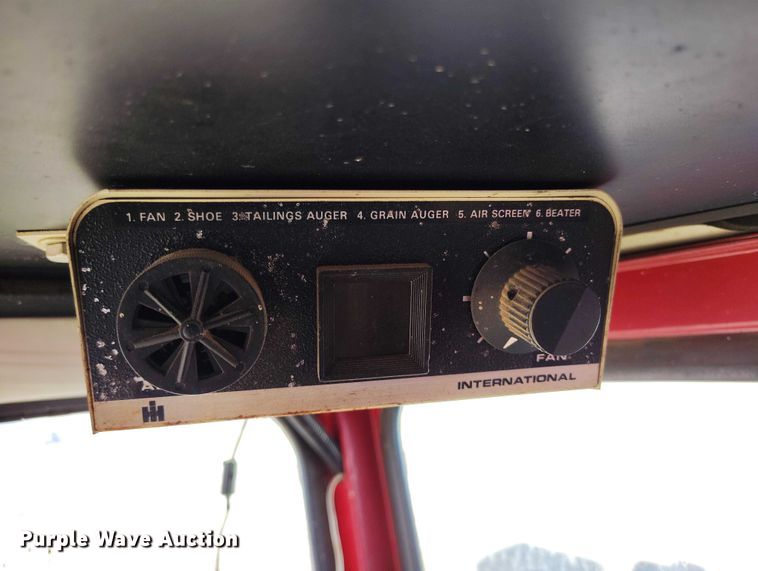 image for item DT0928 1978 International 1440 combine