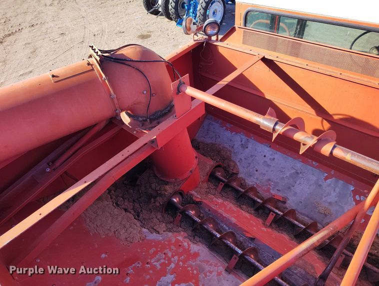 image for item DT0928 1978 International 1440 combine