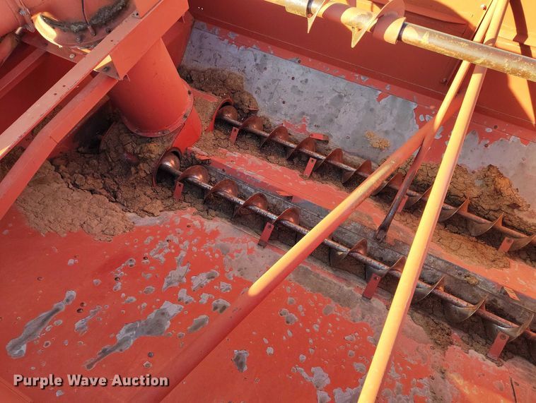 image for item DT0928 1978 International 1440 combine