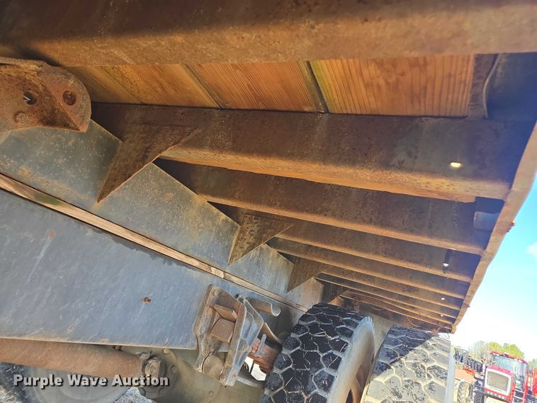 image for item DU2719 1997 International 4900 flatbed truck