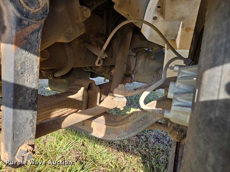 image for item DU2719 1997 International 4900 flatbed truck