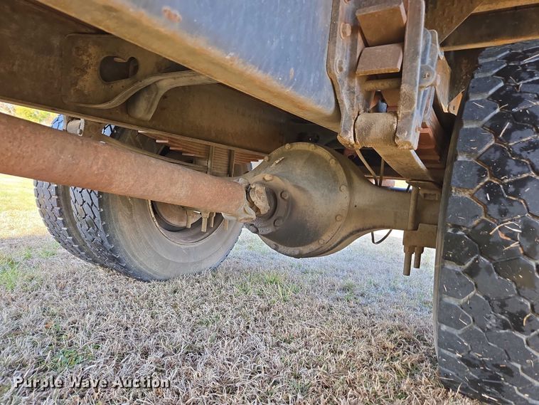 image for item DU2719 1997 International 4900 flatbed truck