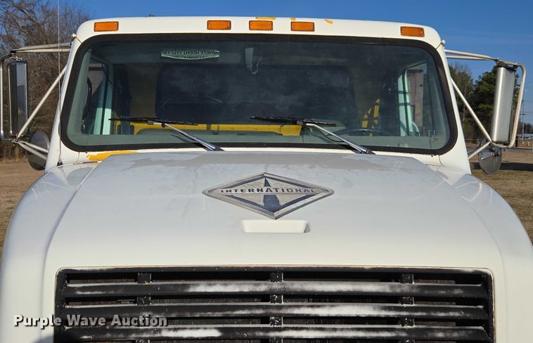 image for item DU2719 1997 International 4900 flatbed truck