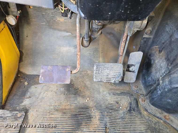 image for item DU2719 1997 International 4900 flatbed truck