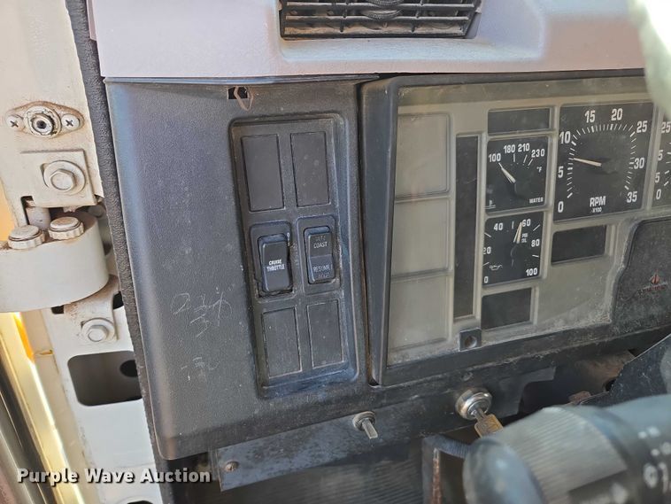 image for item DU2719 1997 International 4900 flatbed truck