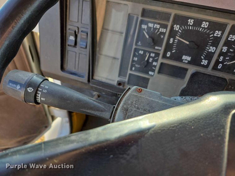 image for item DU2719 1997 International 4900 flatbed truck