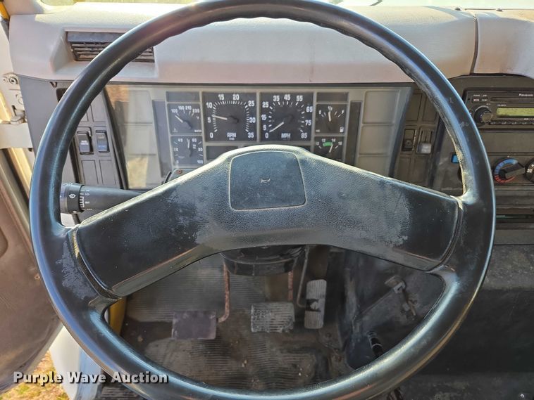 image for item DU2719 1997 International 4900 flatbed truck