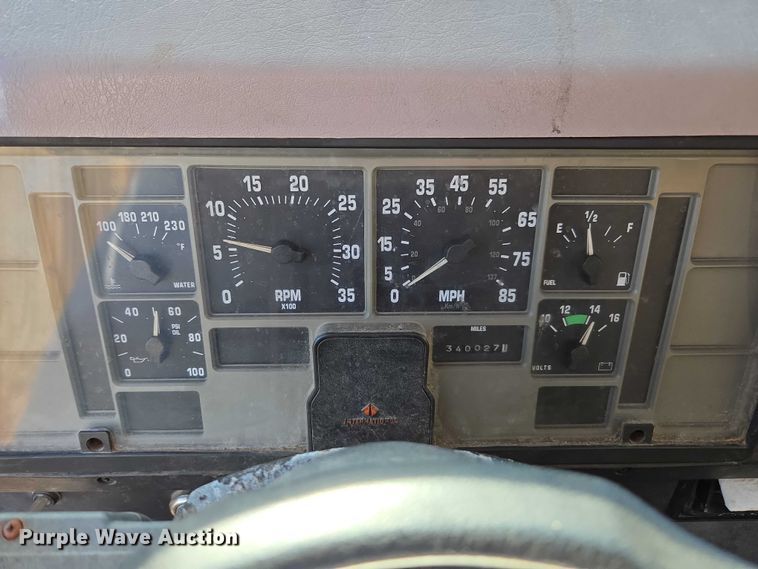 image for item DU2719 1997 International 4900 flatbed truck