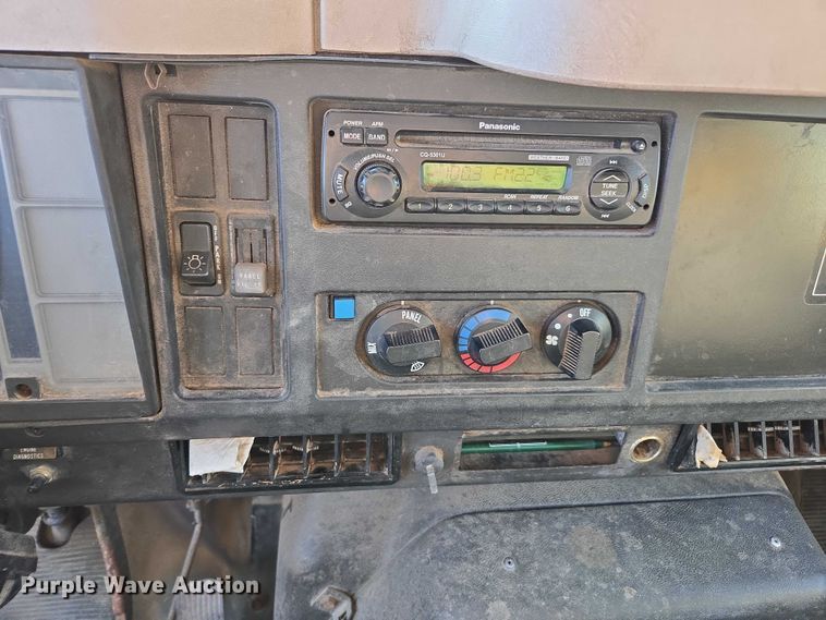 image for item DU2719 1997 International 4900 flatbed truck