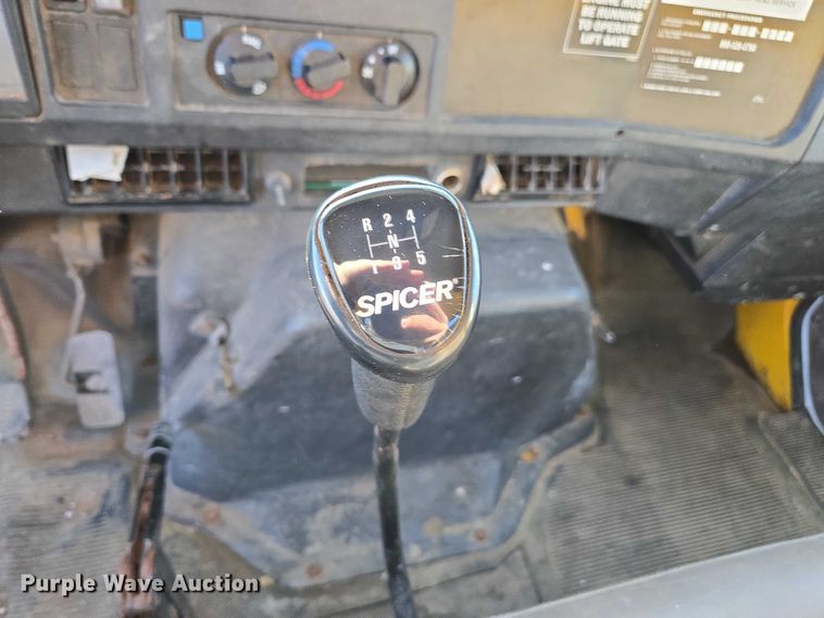 image for item DU2719 1997 International 4900 flatbed truck