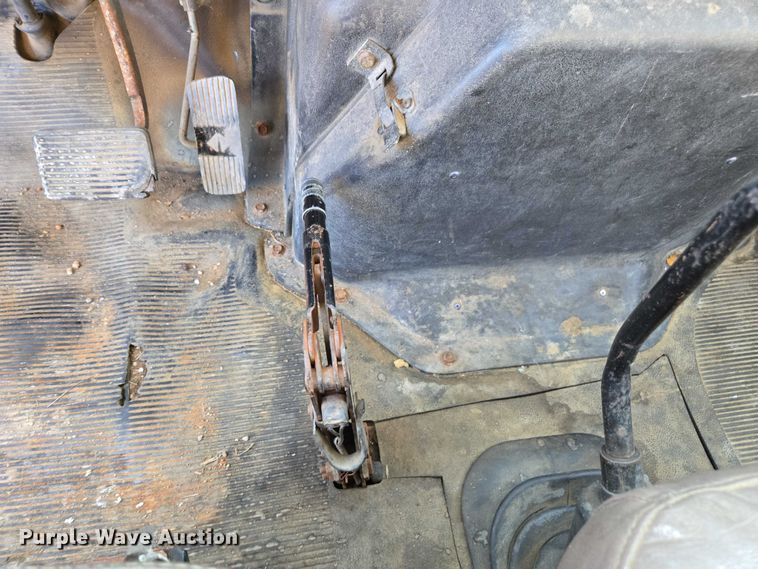 image for item DU2719 1997 International 4900 flatbed truck