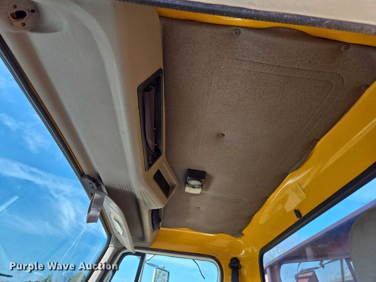 image for item DU2719 1997 International 4900 flatbed truck