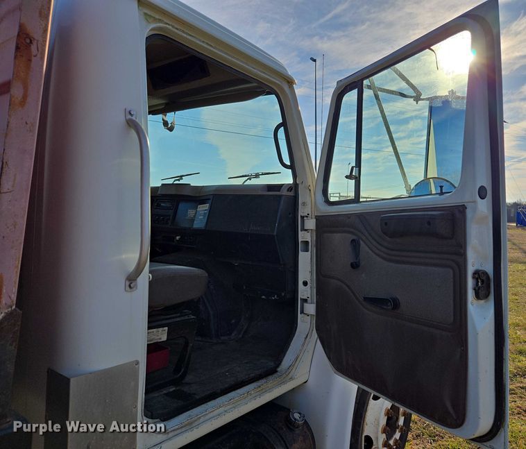 image for item DU2719 1997 International 4900 flatbed truck