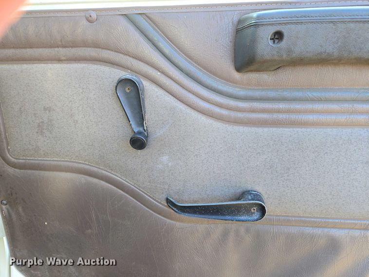 image for item DU2719 1997 International 4900 flatbed truck