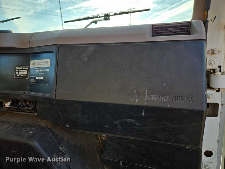 image for item DU2719 1997 International 4900 flatbed truck