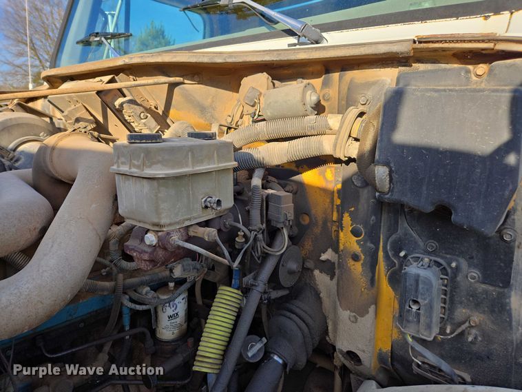 image for item DU2719 1997 International 4900 flatbed truck