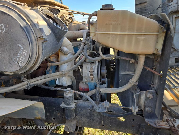 image for item DU2719 1997 International 4900 flatbed truck