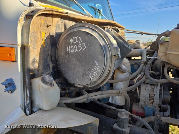 image for item DU2719 1997 International 4900 flatbed truck