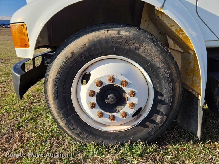 image for item DU2719 1997 International 4900 flatbed truck