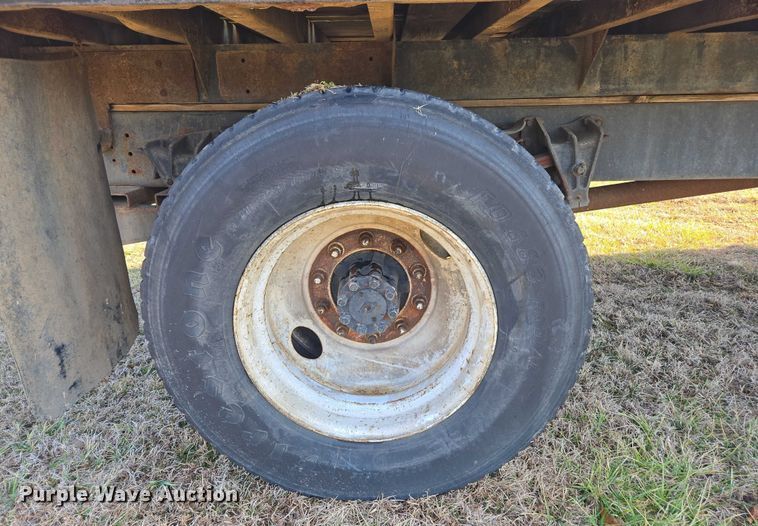 image for item DU2719 1997 International 4900 flatbed truck