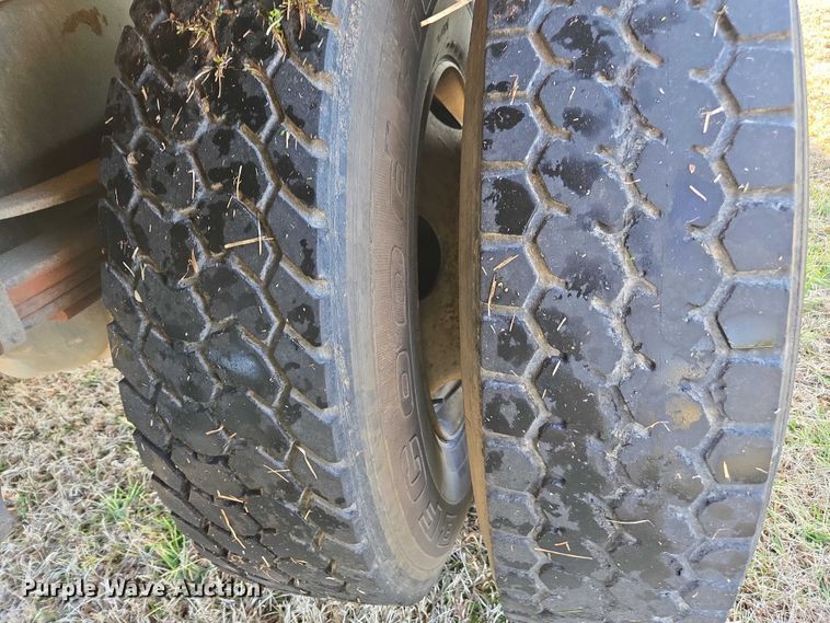 image for item DU2719 1997 International 4900 flatbed truck