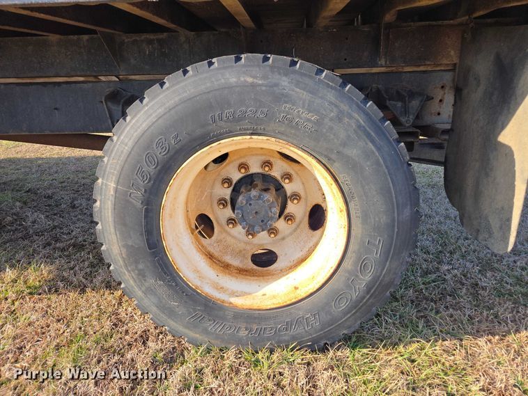 image for item DU2719 1997 International 4900 flatbed truck