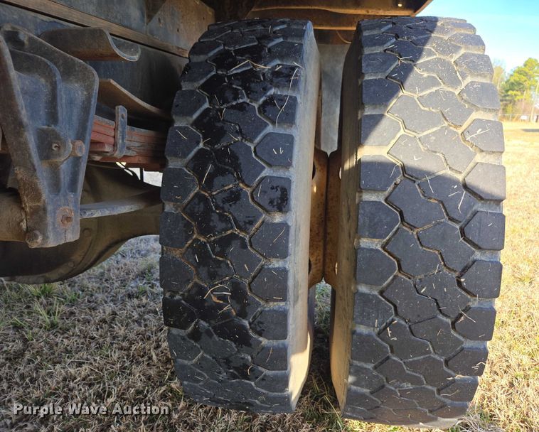 image for item DU2719 1997 International 4900 flatbed truck