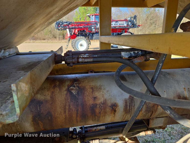 image for item DU2721 2012 KBH fertilizer tender trailer