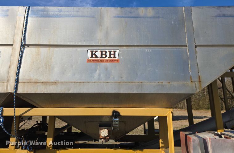 image for item DU2721 2012 KBH fertilizer tender trailer