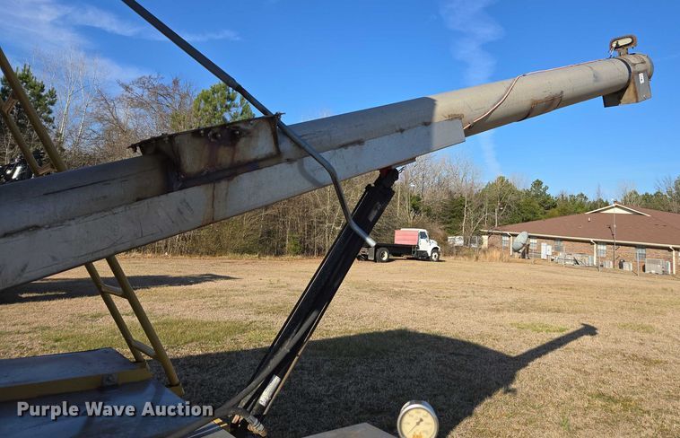 image for item DU2721 2012 KBH fertilizer tender trailer