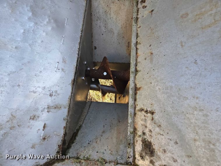 image for item DU2721 2012 KBH fertilizer tender trailer