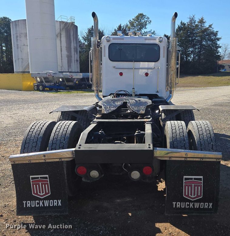 image for item DU2726 2016 Peterbilt 389 semi truck