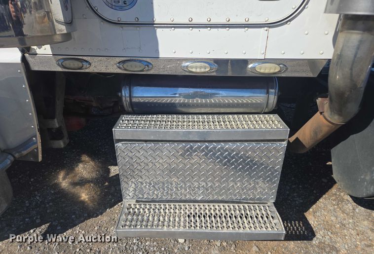 image for item DU2726 2016 Peterbilt 389 semi truck
