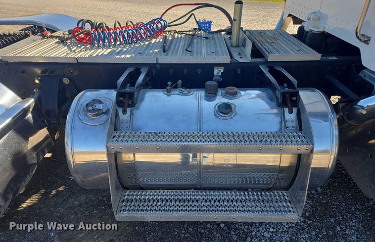 image for item DU2726 2016 Peterbilt 389 semi truck