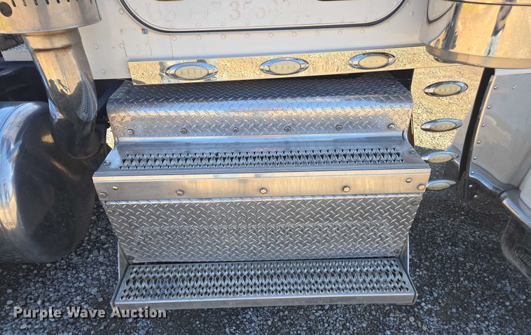 image for item DU2726 2016 Peterbilt 389 semi truck