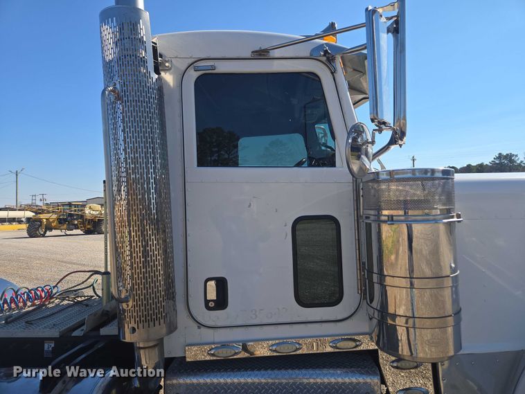 image for item DU2726 2016 Peterbilt 389 semi truck