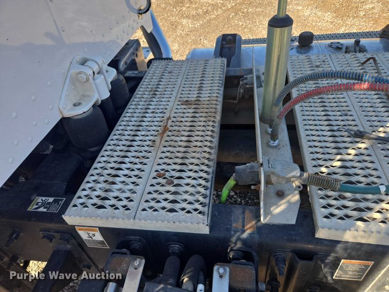 image for item DU2726 2016 Peterbilt 389 semi truck