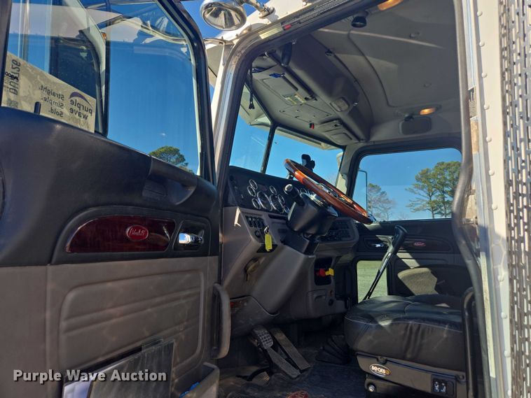image for item DU2726 2016 Peterbilt 389 semi truck