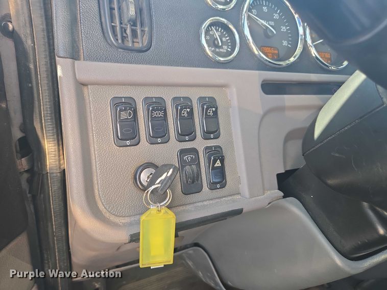 image for item DU2726 2016 Peterbilt 389 semi truck