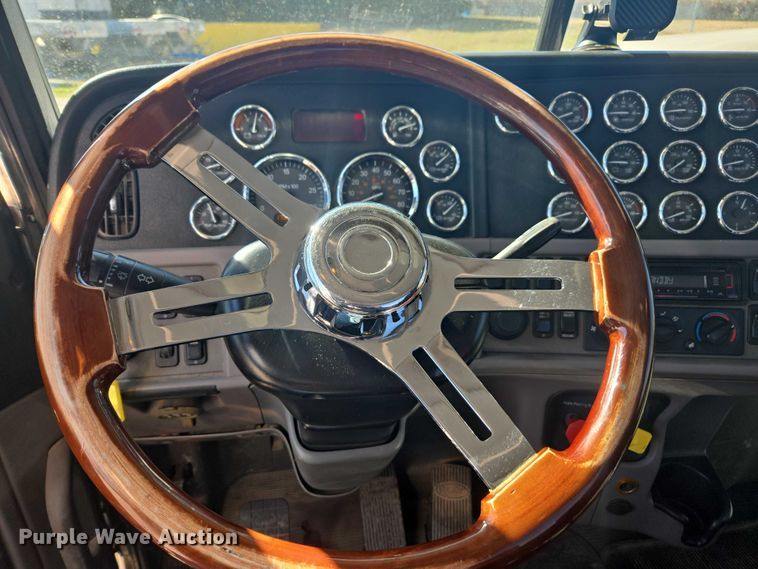 image for item DU2726 2016 Peterbilt 389 semi truck