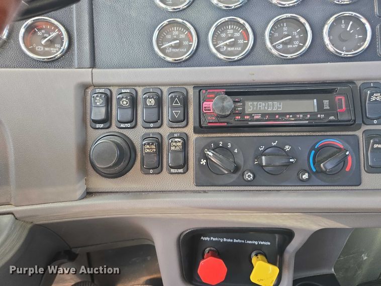 image for item DU2726 2016 Peterbilt 389 semi truck